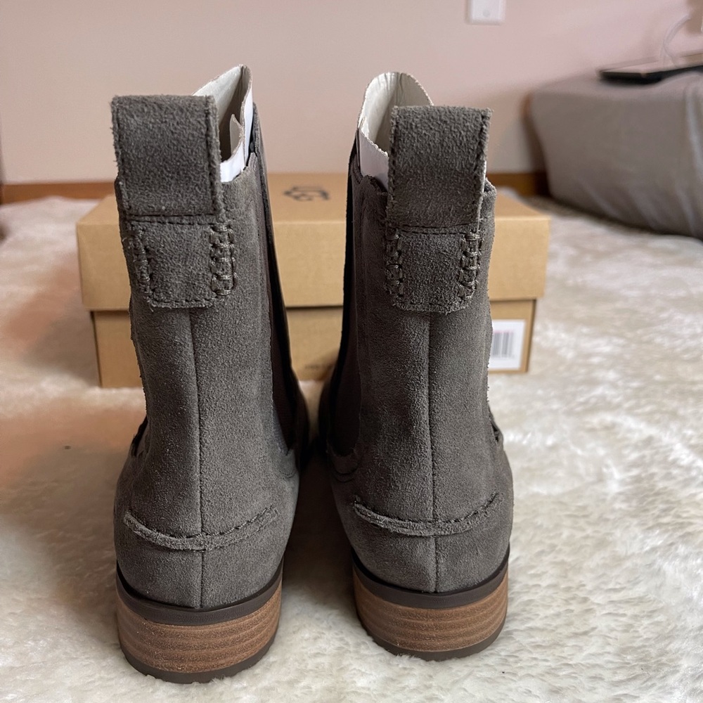Gray boots. - Picture 3 of 3